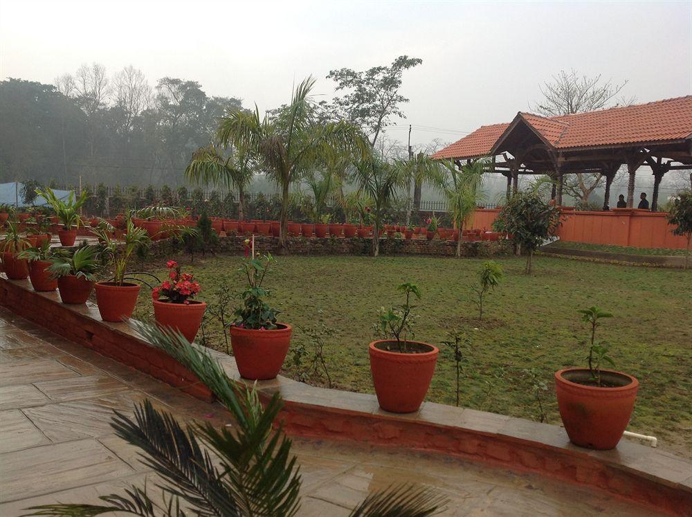 Landmark Forest Park Sauraha Exterior photo