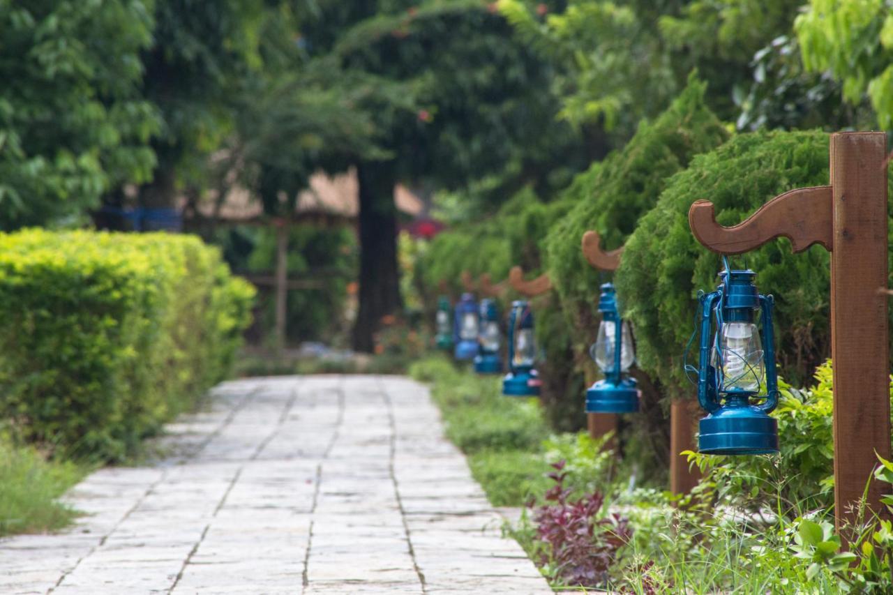 Landmark Forest Park Sauraha Exterior photo